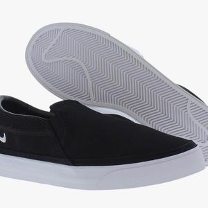 The NikeCourt Legacy  7.5 size black comfortable slip